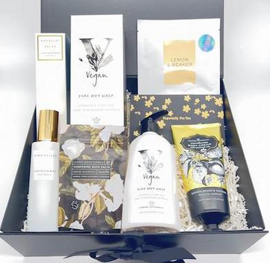 Deluxe Bath Pamper Gift Hamper cover